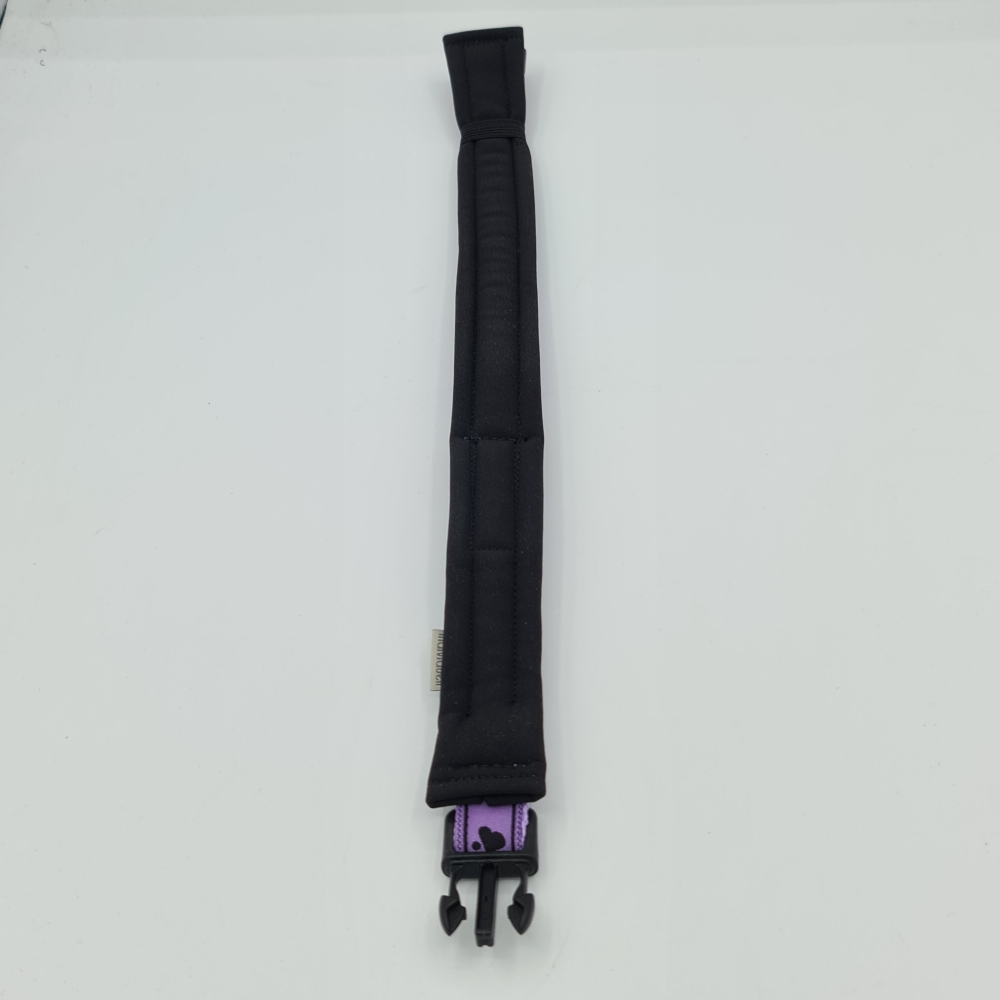 Halsband schwarz-lila mit Pfötchen, verstellbar & gepolstert